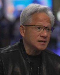 开云直播平台-特朗普电话急召：黄仁勋飞往阿拉斯加追上总统专机